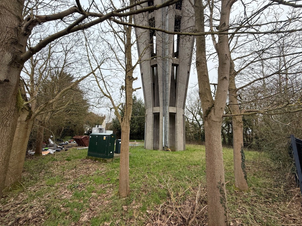 Lot: 36 - FREEHOLD DISUSED WATER TOWER AND TELEPHONE MAST INVESTMENT WITH PLANNING PERMISSION FOR TWO HOUSES - Back view into building and land from field